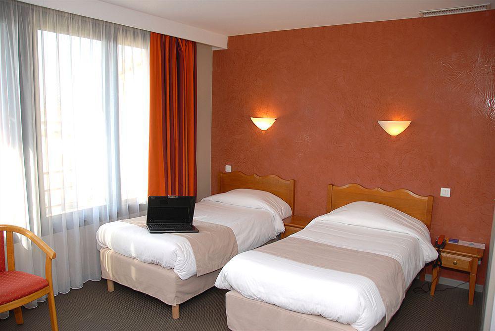 Kyriad - Palais Des Papes 3*