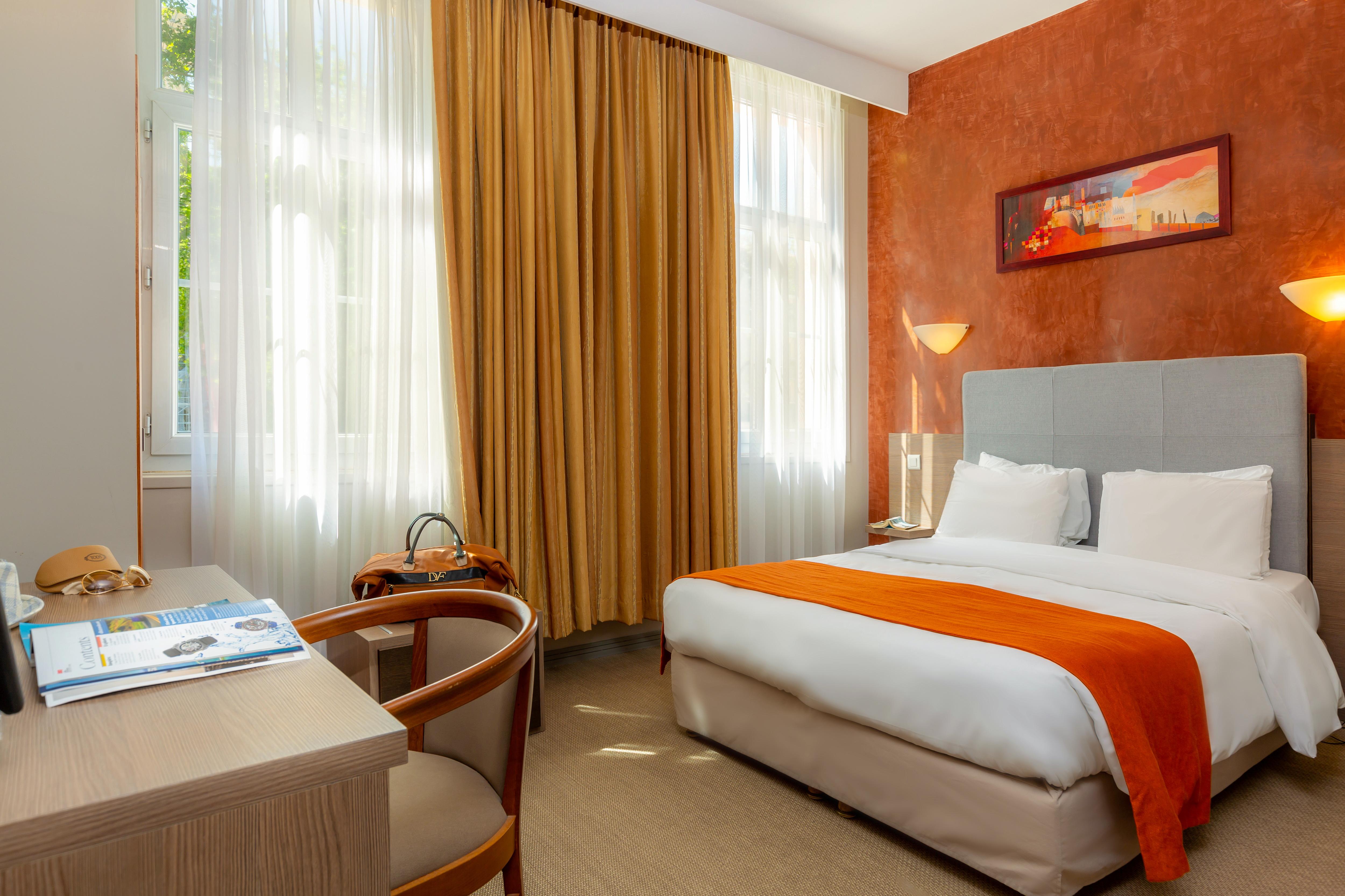 Kyriad - Palais Des Papes 3*