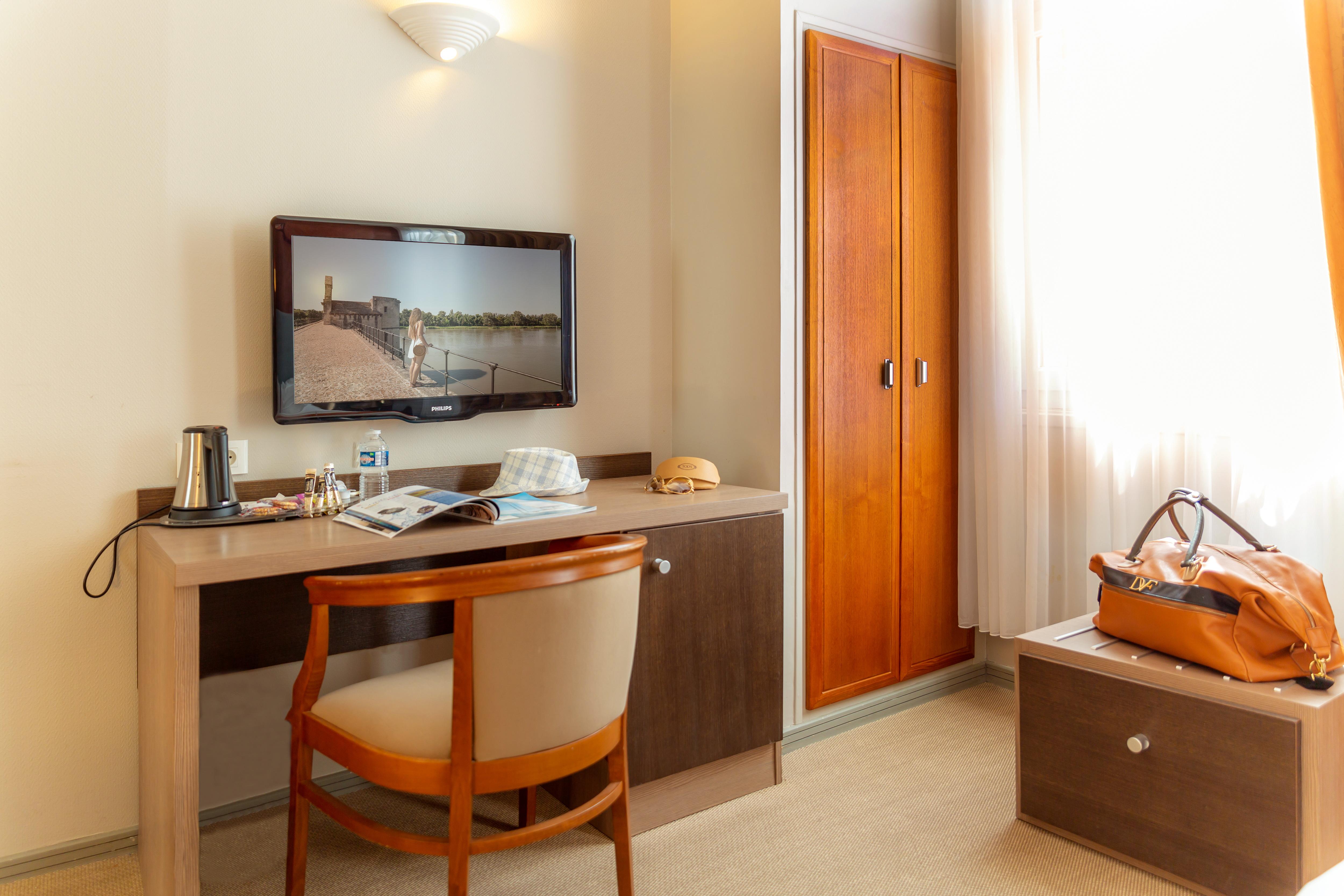 Kyriad - Palais Des Papes 3*
