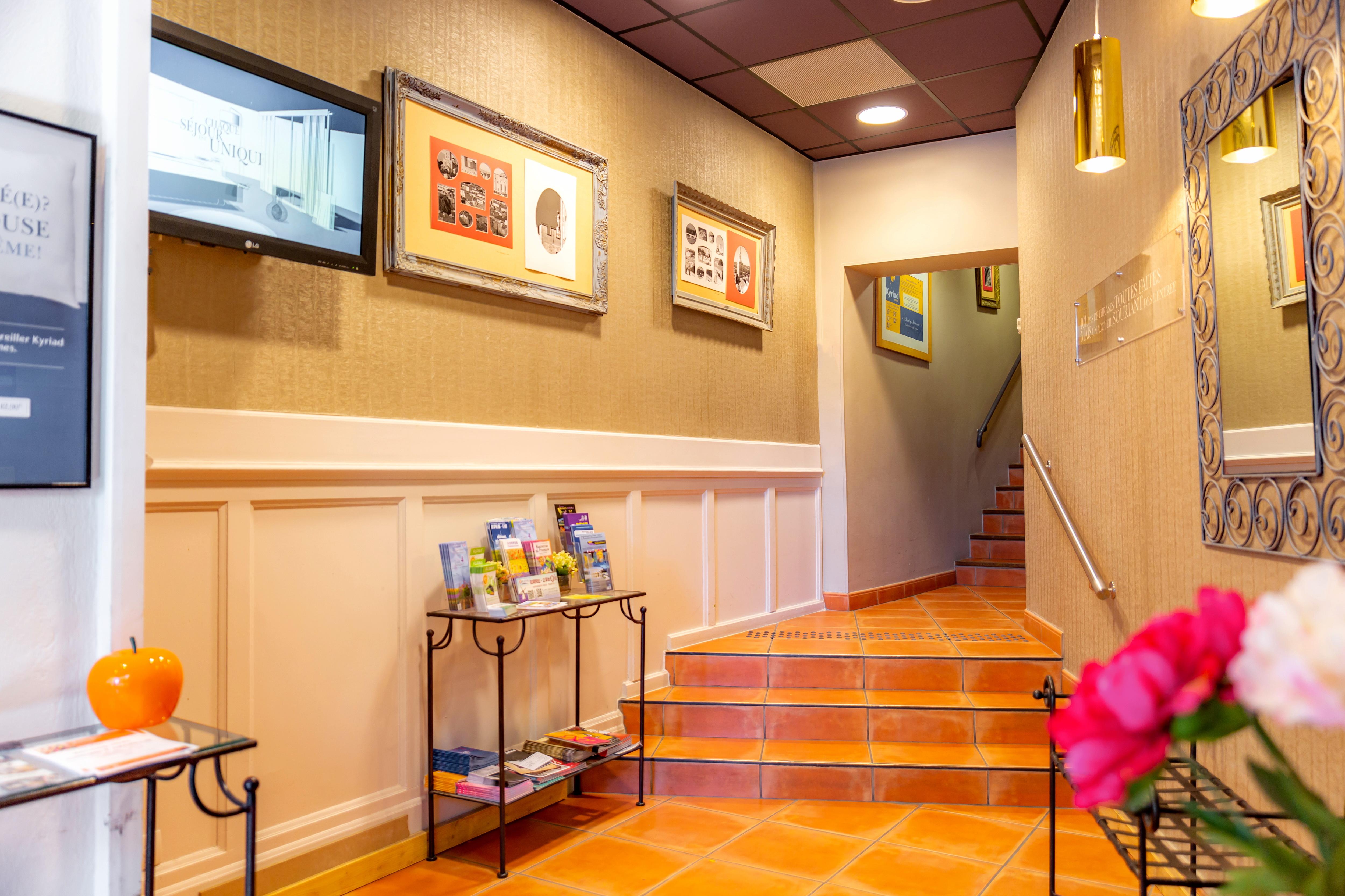 Hotel Kyriad - Palais Des Papes 3*