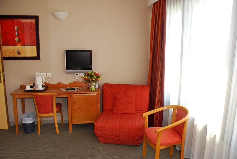 Hotel Kyriad - Palais Des Papes 3*
