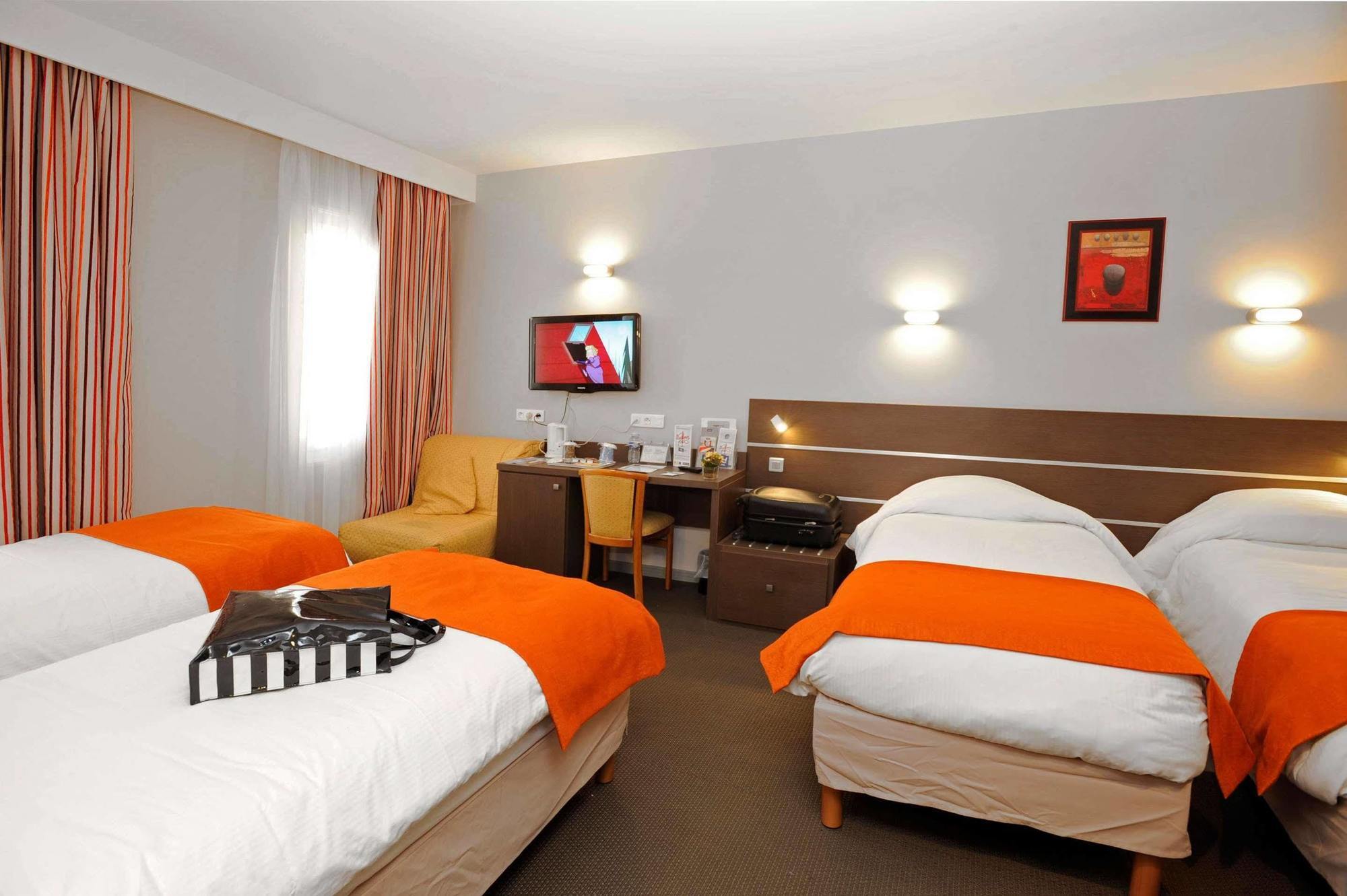 Kyriad - Palais Des Papes 3*