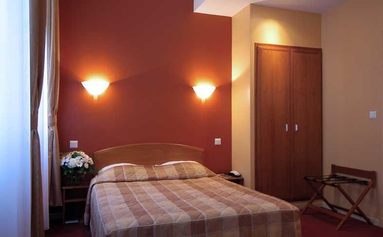 Kyriad - Palais Des Papes 3*